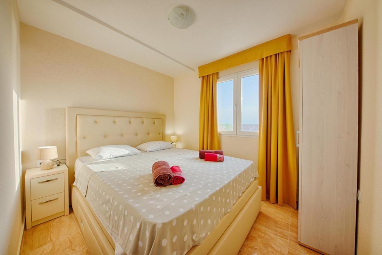 Apartamento Free Food And Swimming Pool Utjeha Exterior foto