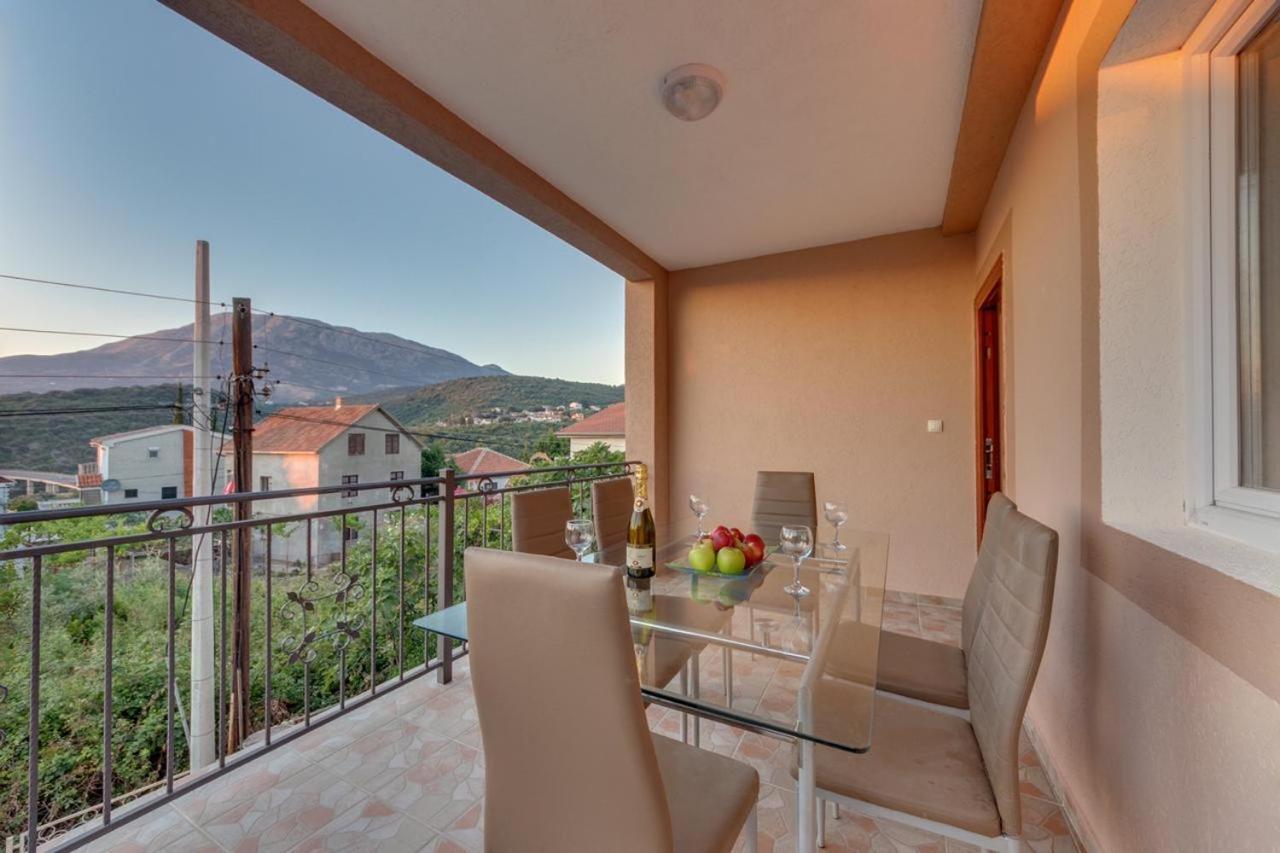 Apartamento Free Food And Swimming Pool Utjeha Exterior foto
