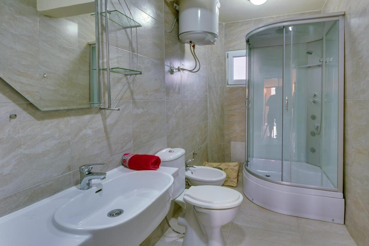 Apartamento Free Food And Swimming Pool Utjeha Exterior foto