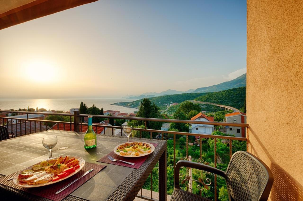 Apartamento Free Food And Swimming Pool Utjeha Exterior foto