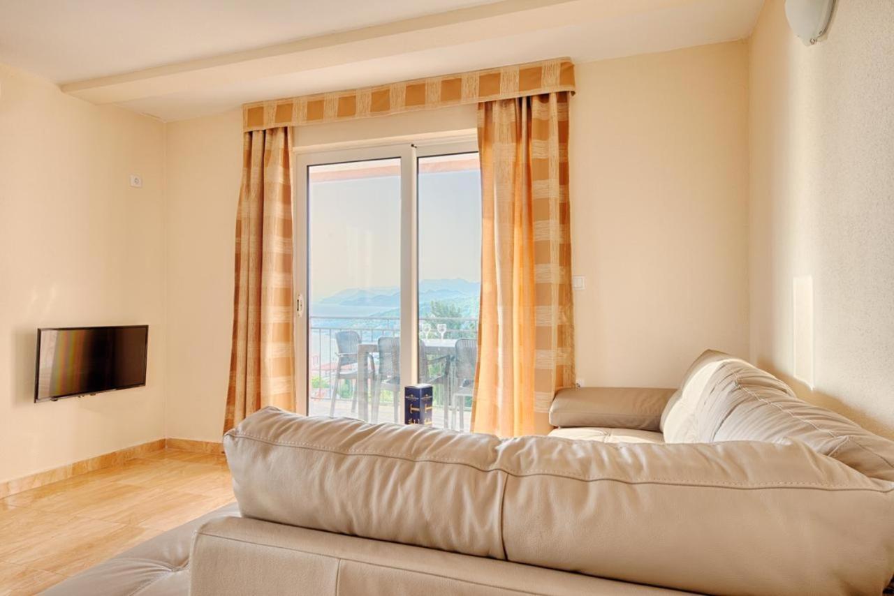 Apartamento Free Food And Swimming Pool Utjeha Exterior foto