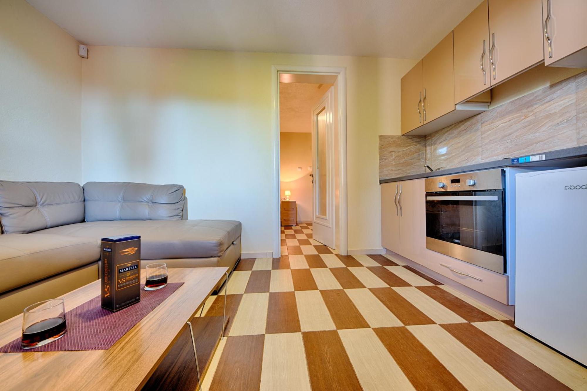 Apartamento Free Food And Swimming Pool Utjeha Exterior foto