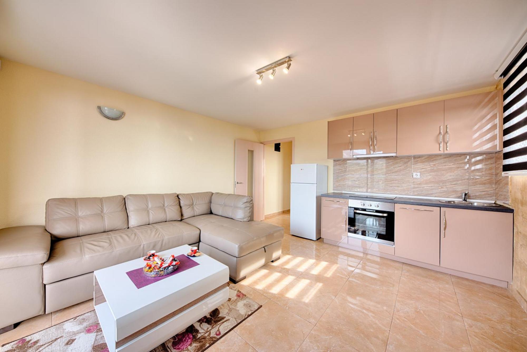 Apartamento Free Food And Swimming Pool Utjeha Exterior foto